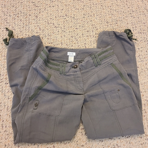 Cache crop pants with ties. - Picture 1 of 6
